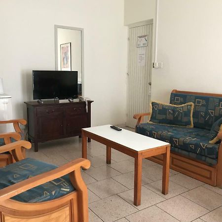 Daphne Hotel Apartments (Adults Only) Paphos Bagian luar foto