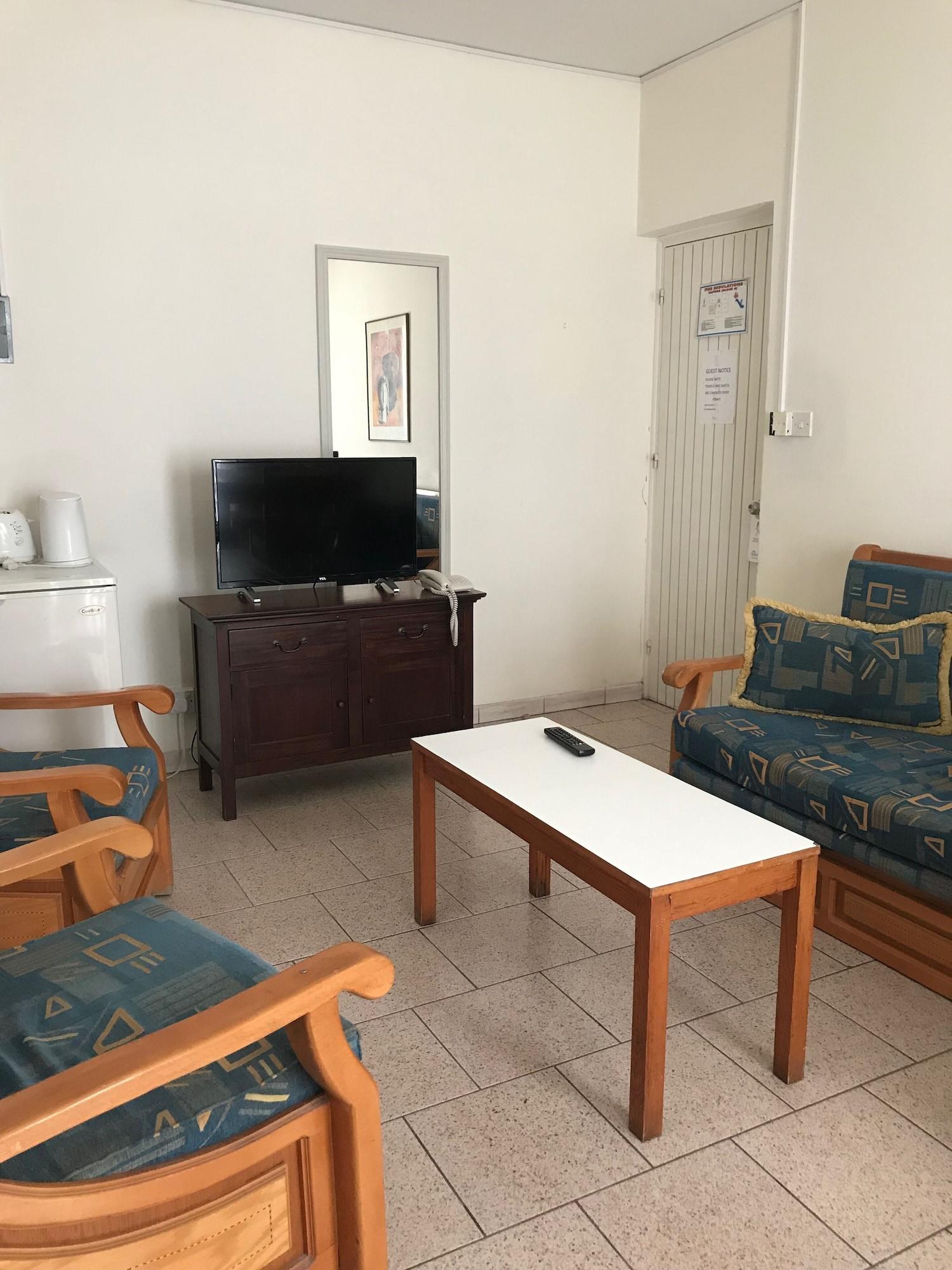 Daphne Hotel Apartments (Adults Only) Paphos Bagian luar foto
