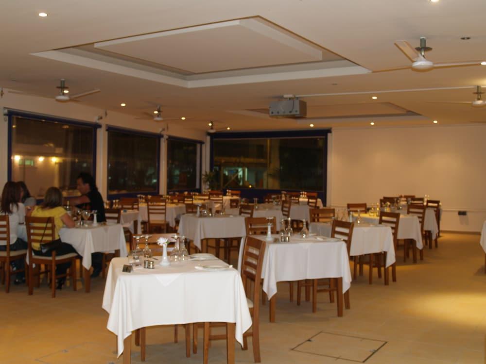 Daphne Hotel Apartments (Adults Only) Paphos Bagian luar foto