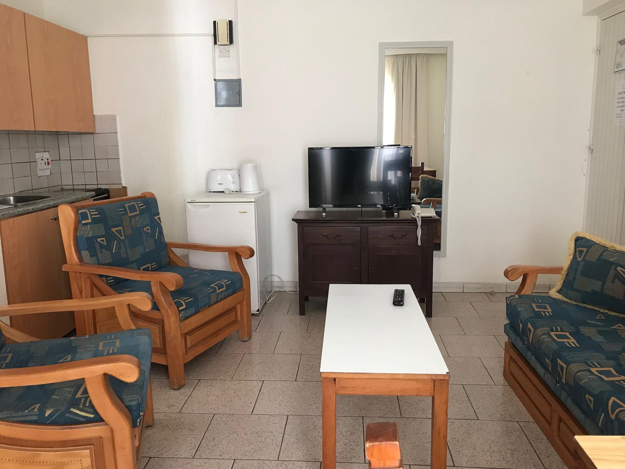 Daphne Hotel Apartments (Adults Only) Paphos Bagian luar foto