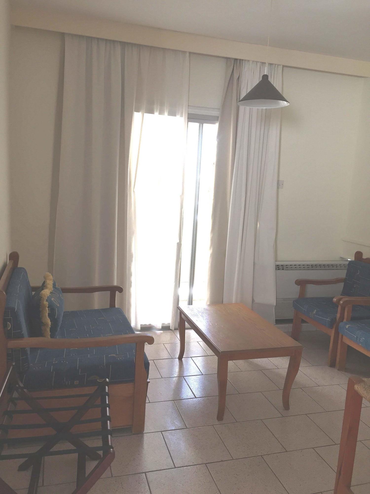 Daphne Hotel Apartments (Adults Only) Paphos Bagian luar foto