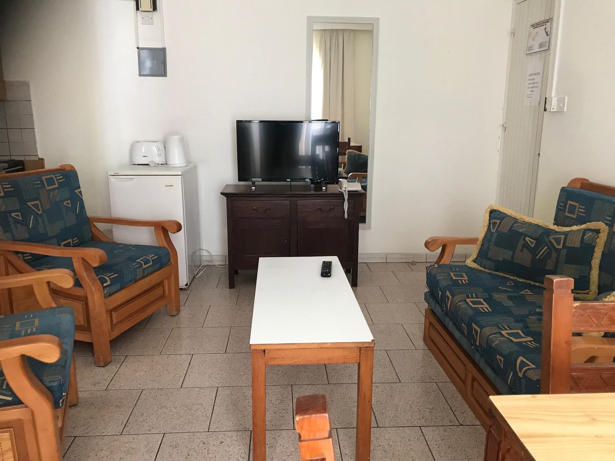 Daphne Hotel Apartments (Adults Only) Paphos Bagian luar foto
