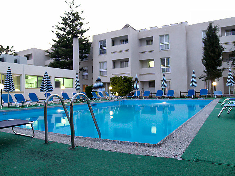 Daphne Hotel Apartments (Adults Only) Paphos Bagian luar foto