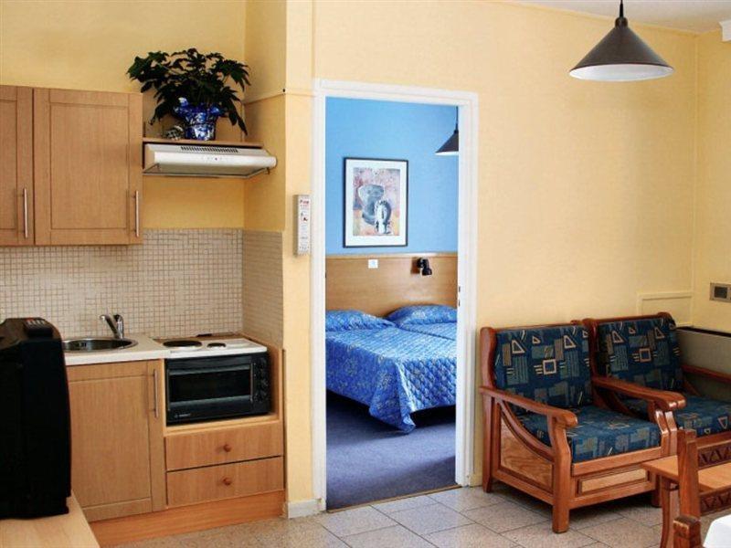 Daphne Hotel Apartments (Adults Only) Paphos Bagian luar foto