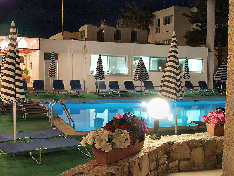 Daphne Hotel Apartments (Adults Only) Paphos Bagian luar foto
