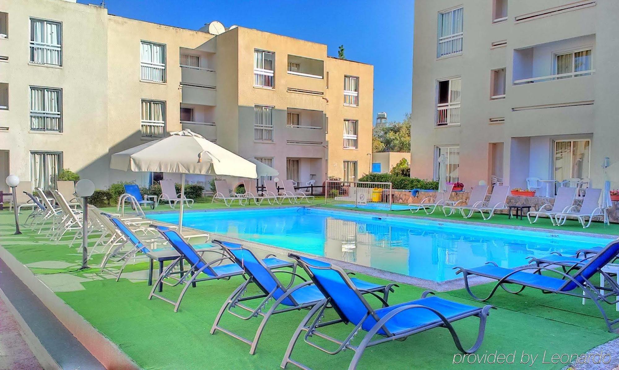 Daphne Hotel Apartments (Adults Only) Paphos Bagian luar foto