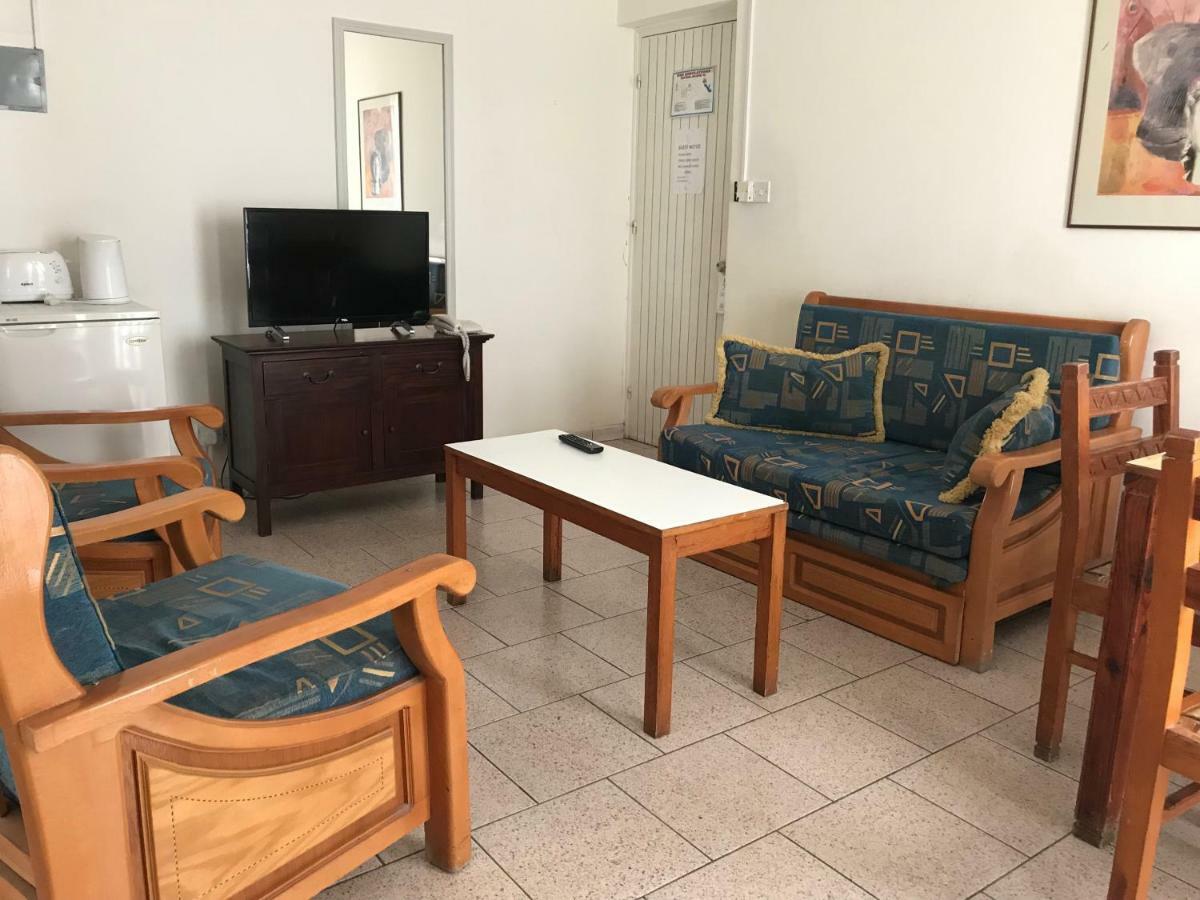 Daphne Hotel Apartments (Adults Only) Paphos Bagian luar foto