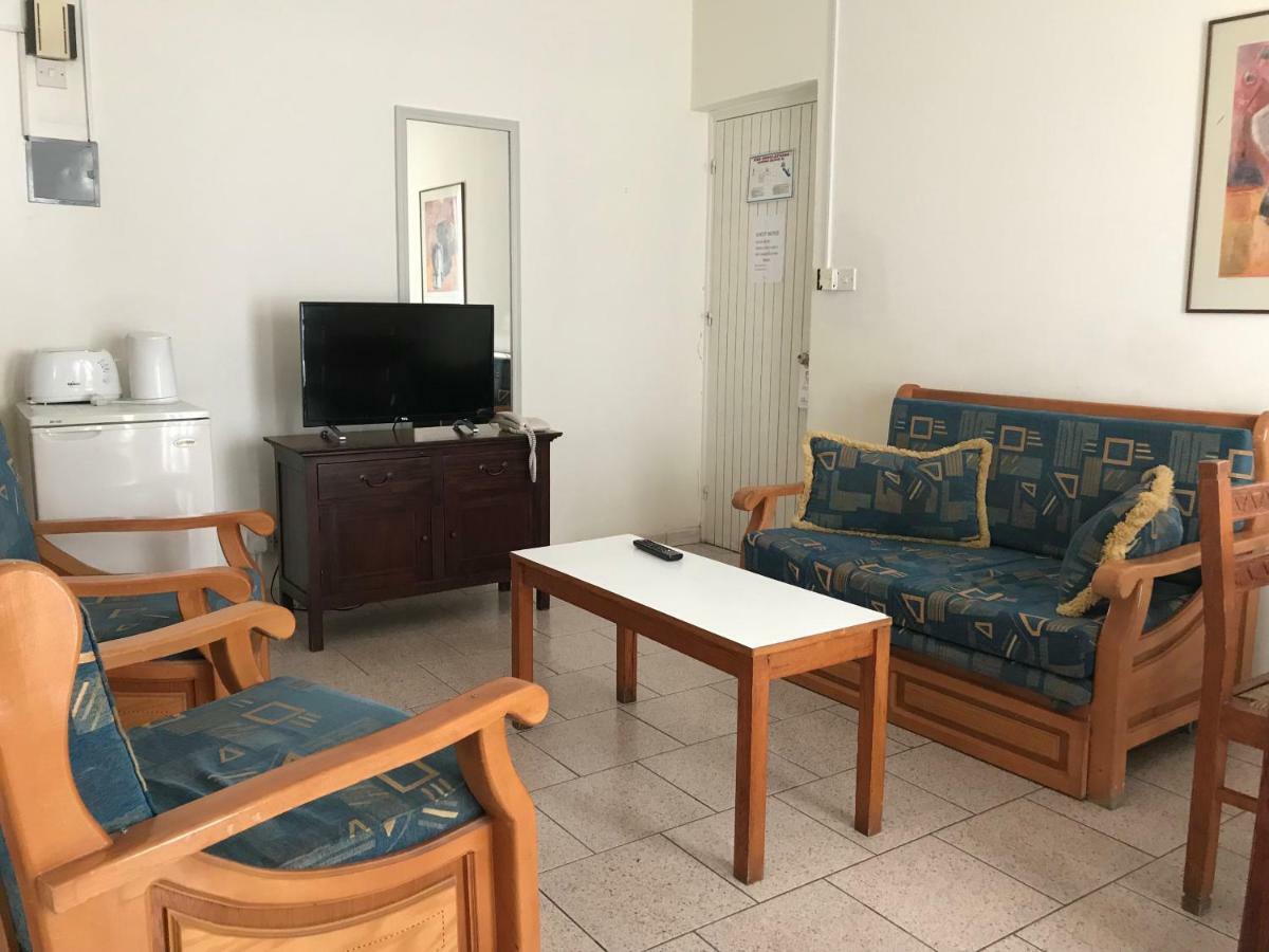 Daphne Hotel Apartments (Adults Only) Paphos Bagian luar foto