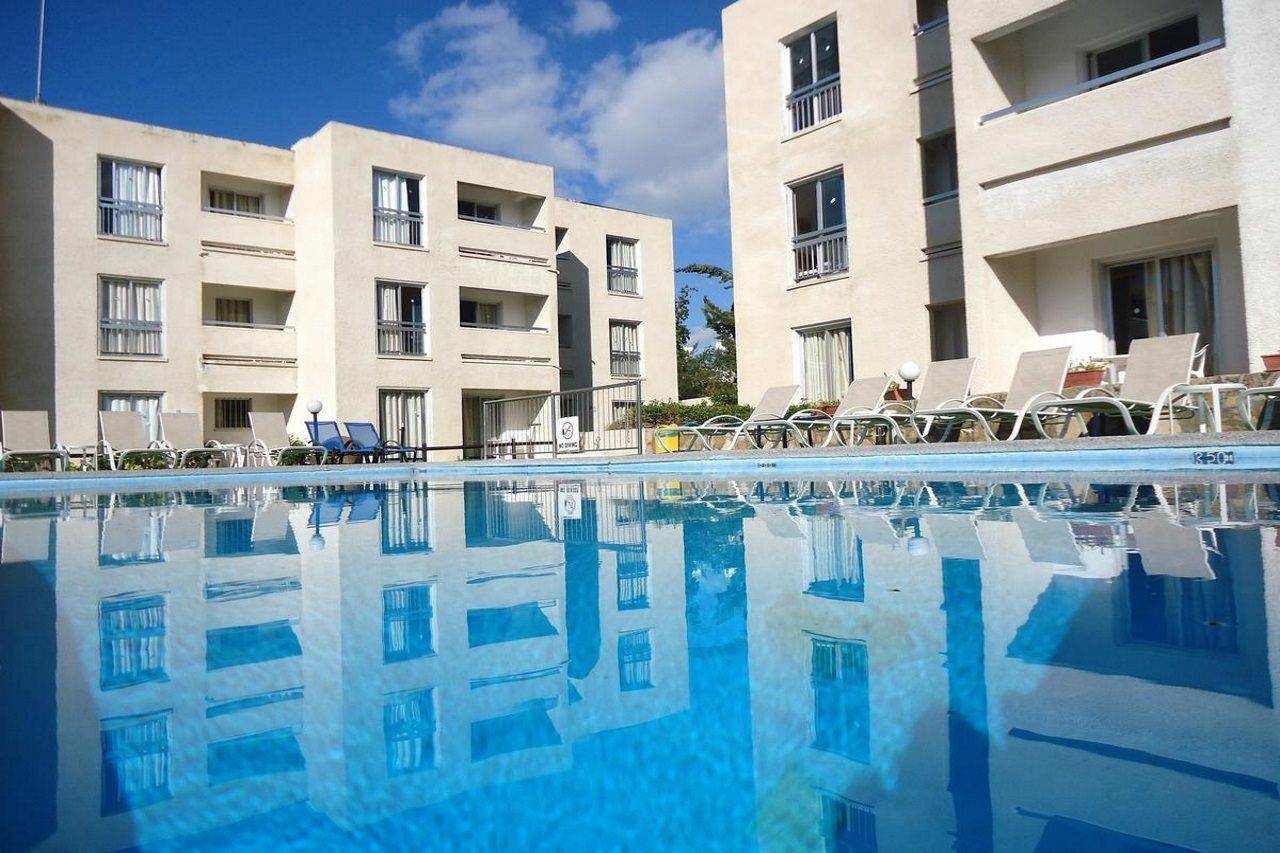 Daphne Hotel Apartments (Adults Only) Paphos Bagian luar foto