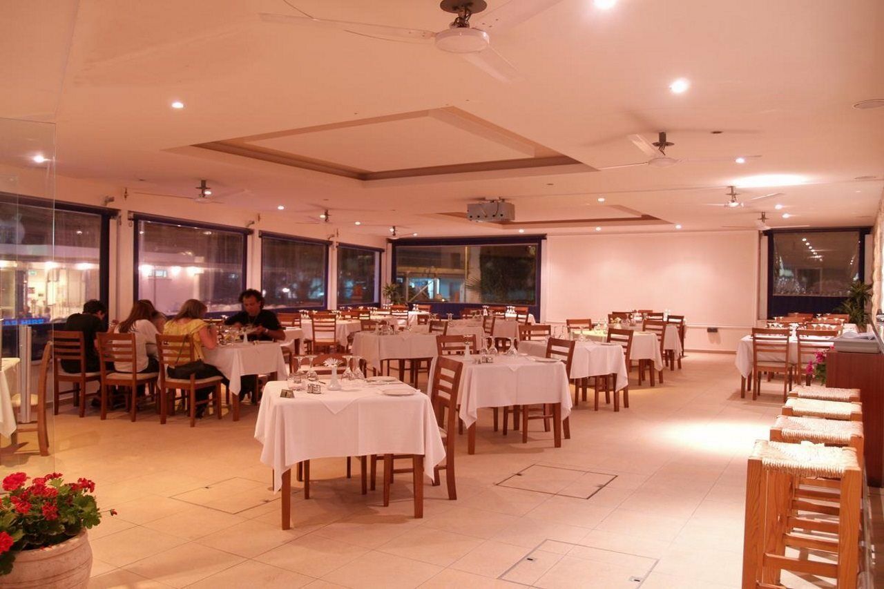 Daphne Hotel Apartments (Adults Only) Paphos Bagian luar foto