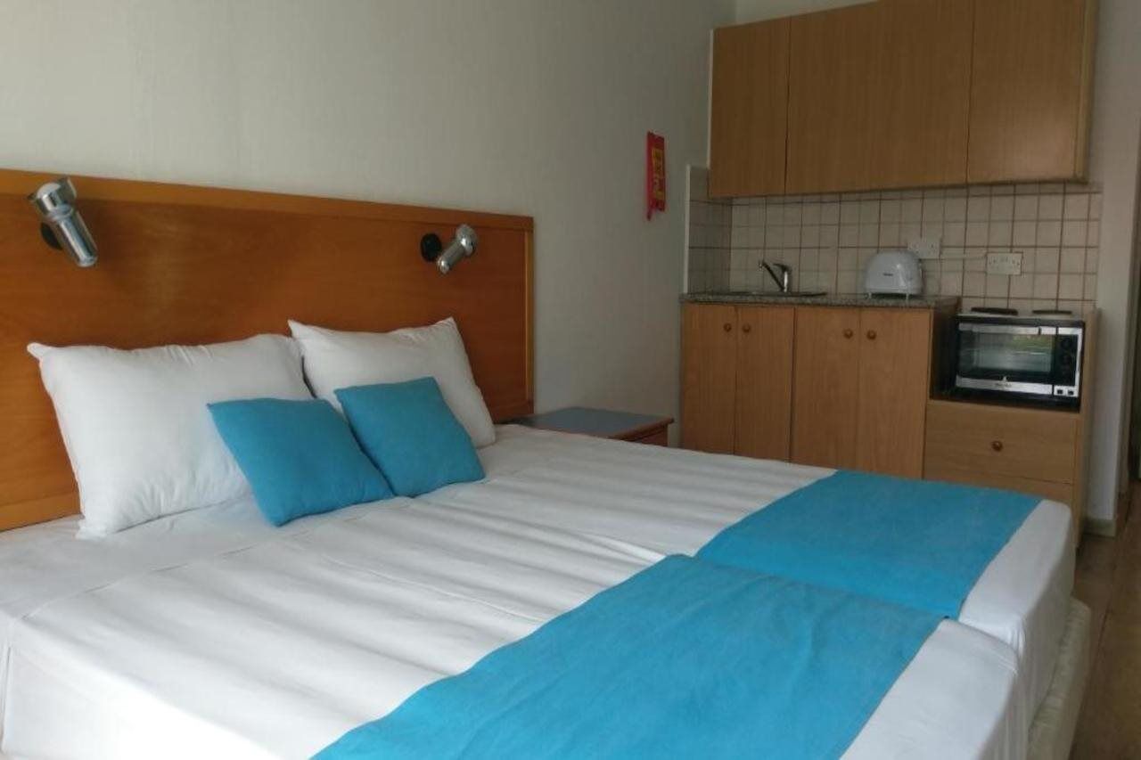 Daphne Hotel Apartments (Adults Only) Paphos Bagian luar foto